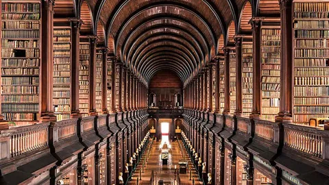 “本赛季金球奖领跑者数据盘点：萨拉赫30进球21助攻，姆巴佩27球4助闪耀”