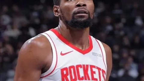 徐欢社交媒体分享中甲观赛瞬间：每日青草地上快乐踏青